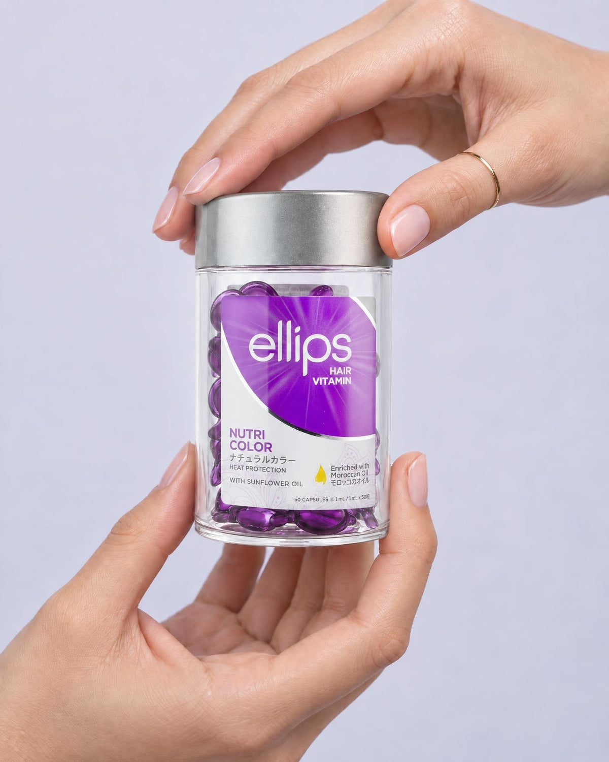 Två händer som håller en burk Ellips Nutri Color