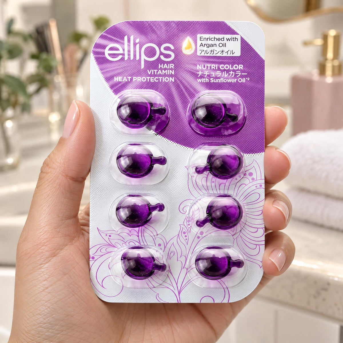 En hand som håller Ellips Nutri Color i provstorlek med 8 kapslar